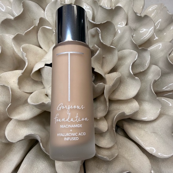 NWOB Trish McEvoy Gorgeous Foundation - shade 4